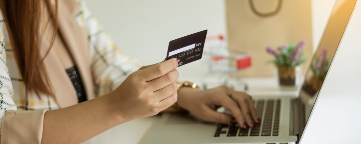 Frau zahlt online mit Kreditkarte