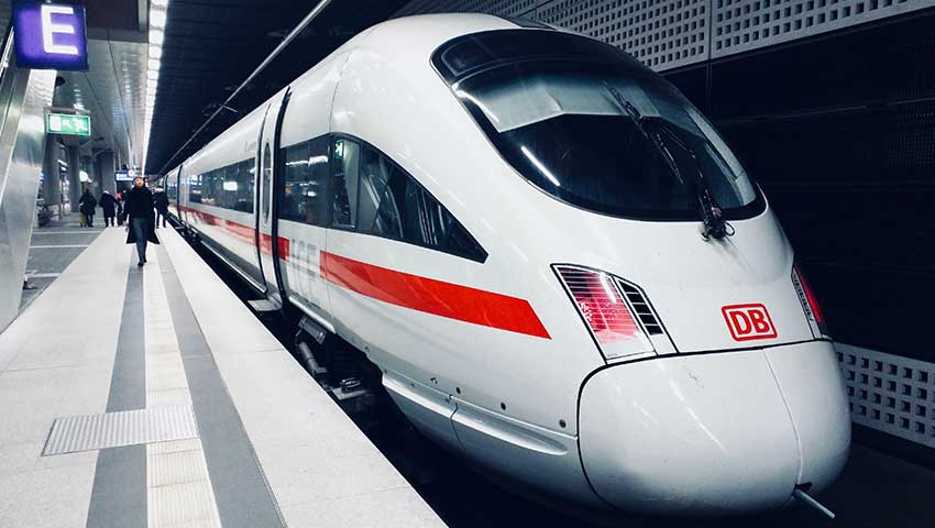 ICE Zug als Symbol des Bahnstreiks - Arbeitsrecht