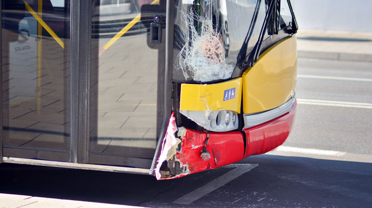 Beschädigter Bus nach Unfall