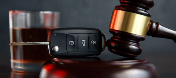 Gerichtsurteil mit Autoschlüssel und Alkohol