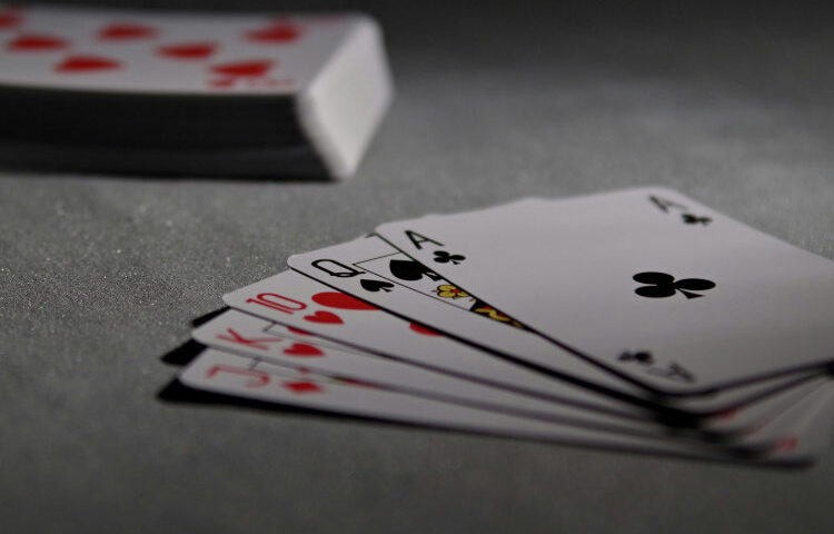 Kartenspiel auf einem Tisch - doppeltes Spiel