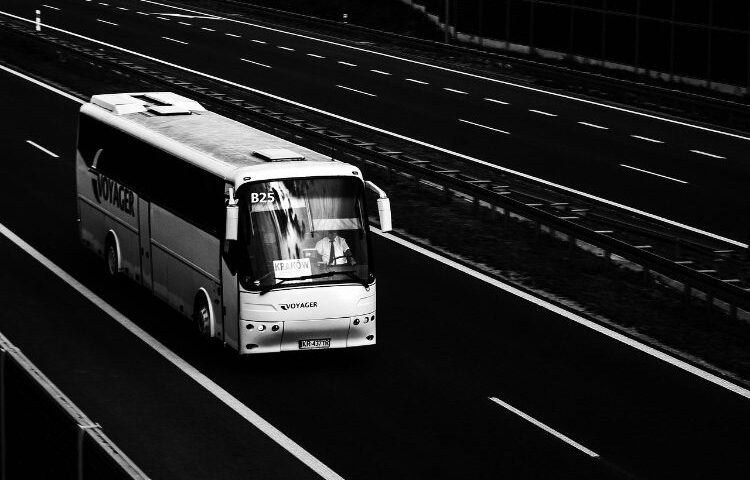 Bus auf der Straße - Fall Busunternehmen insolvent