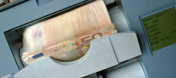 Geldzähler symbolisch für Cashpooling - Bündelung von Liquidität