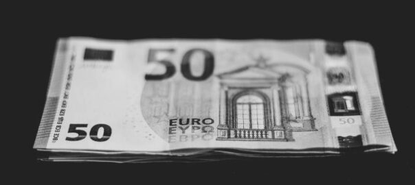 50 Euro liegen auf einem Stapel - symbolisch für Liquidität