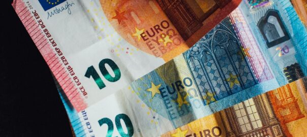 Geldscheine gestapelt in zehn, zwanzig, fünfzig und hundert Euro