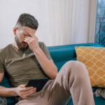 Online AU - Mann auf dem Sofa mit Tablet