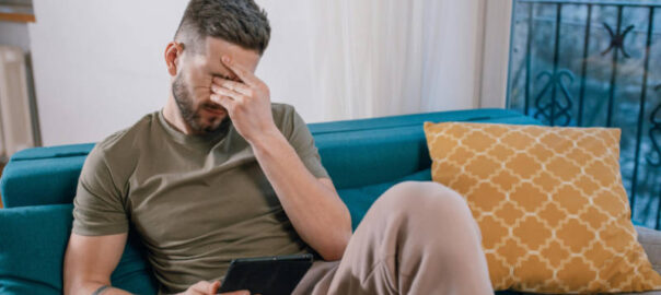 Online AU - Mann auf dem Sofa mit Tablet