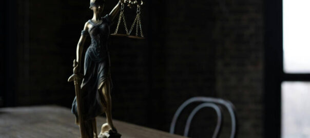 Frau mit Schwert und Gerechtigkeitsymbol