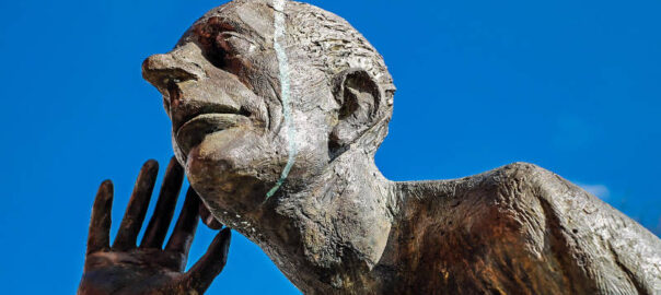 Skulpture in Bronze, Zuhören wird symbolsiert