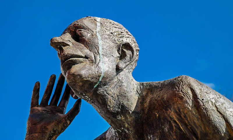 Skulpture in Bronze, Zuhören wird symbolsiert