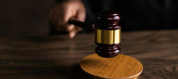 Hölzerner Richterhammer in Bewegung.