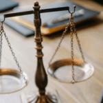 Justizwaage als Symbol für Haftung von Geschäftsführern.