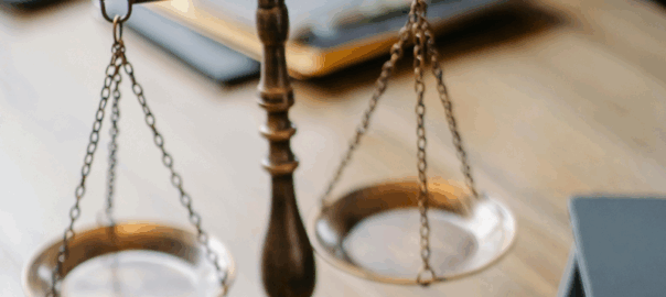 Justizwaage als Symbol für Haftung von Geschäftsführern.