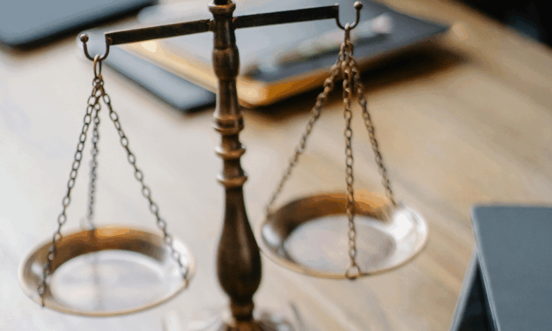 Justizwaage als Symbol für Haftung von Geschäftsführern.