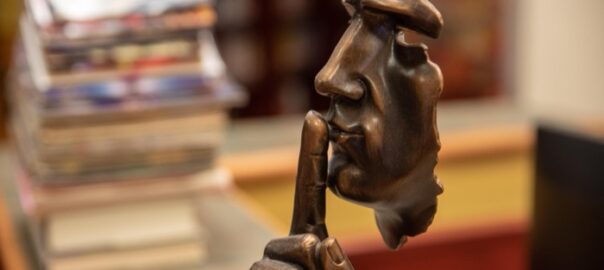 Finger auf den Lippen einer Statue - Schweigen