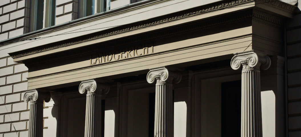 Eingangsportal eines Landgerichts mit klassizistischen Säulen und der Aufschrift „Landgericht
