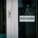Türe in der ein Schild mit der Aufschfift