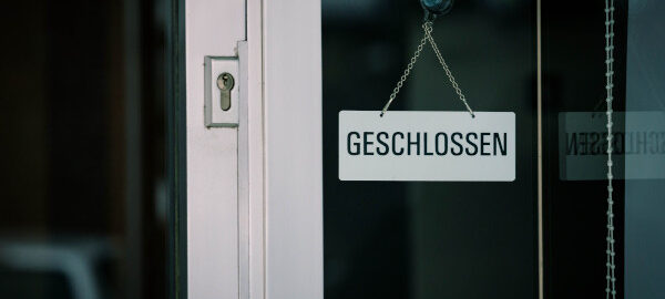 Türe in der ein Schild mit der Aufschfift 
