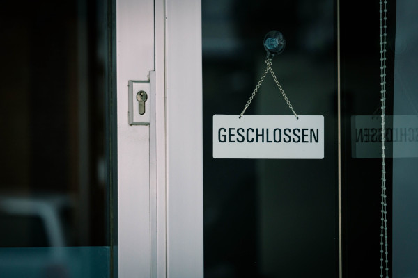 Türe in der ein Schild mit der Aufschfift