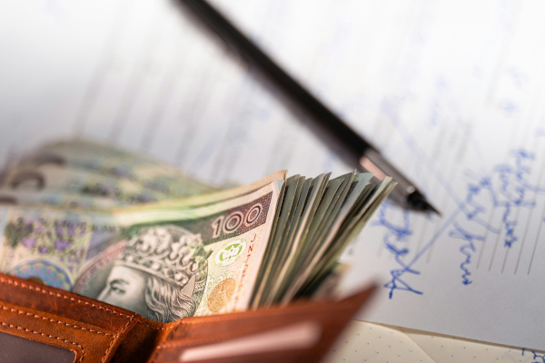 Portemonnaie mit Geld und Gerichtsdokumenten zur Geldauflage im Insolvenzverfahren