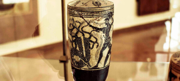 Antike griechische Vase mit Bemalung des Mythos der Hydra