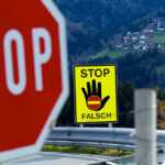 Verkehrsschild, dass auch die falsche Richtung hinweist