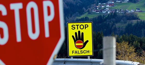 Verkehrsschild, dass auch die falsche Richtung hinweist