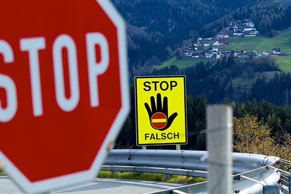 Verkehrsschild, dass auch die falsche Richtung hinweist